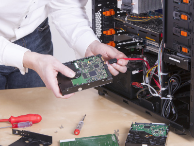 Wir reparieren jeden Computer, auch wenn Sie den bei Mediamarkt, Saturn oder im Internet gekauft haben. Standard-Ersatzteile wie Festplatten, SSD, Arbeitsspeicher (RAM) und Netzteil haben wir sofort verf&uuml;gbar im Lager. Prozessoren, Mainboard und Grafikkarten bestellen wir kundenindividuell und bauen diese ein.